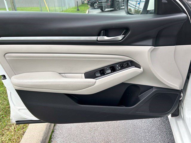 Used 2023 Nissan Altima 2.5 SV w/ SV Premium Package FWD image 11