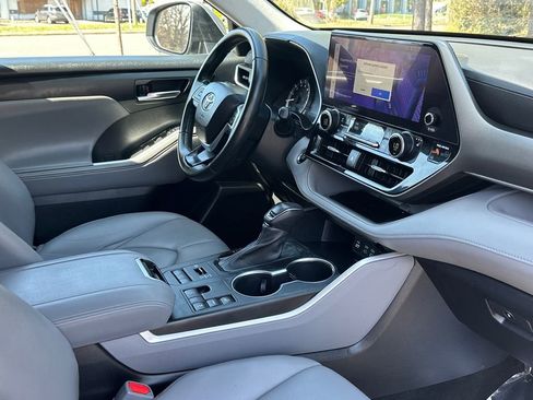 Used 2023 Toyota Highlander XLE image 11