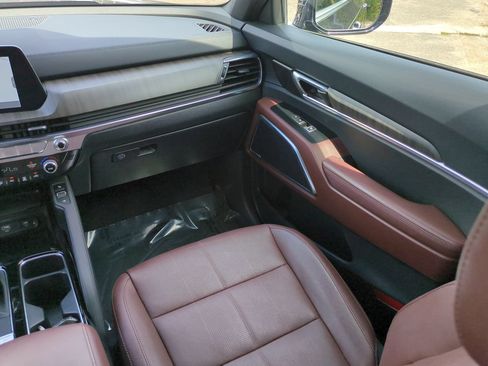 Certified 2025 Kia Telluride SX w/ SX Captain's Chair Package FWD image 17