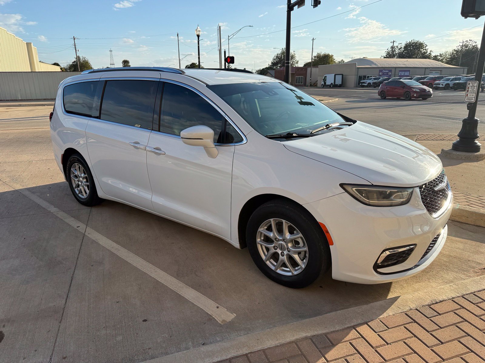 Used 2021 Chrysler Pacifica Touring-L FWD image 2