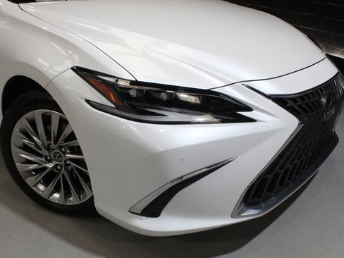 Used 2022 Lexus ES 300h Ultra Luxury w/ Accessory Package 2 FWD image 9