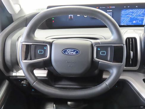 Used 2025 Ford Expedition Active AWD/4WD image 9