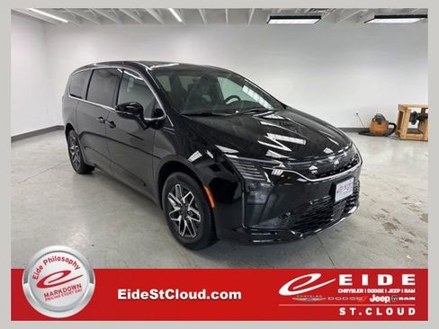 New 2027 Chrysler Pacifica Limited AWD/4WD image 1