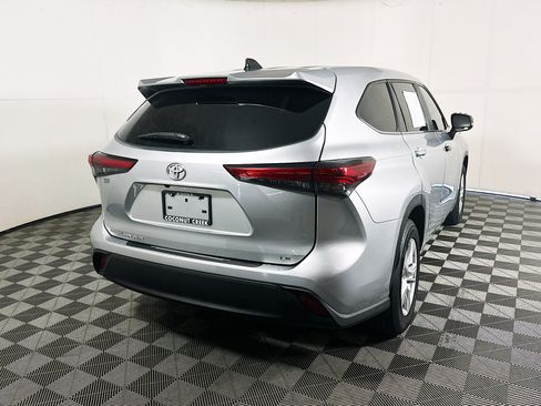 Used 2023 Toyota Highlander LE FWD image 3