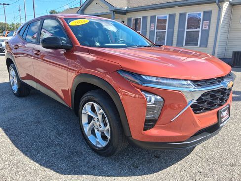 Used 2024 Chevrolet Trax LS w/ LS Convenience Package FWD image 1