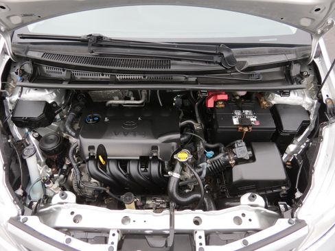 Used 2014 Toyota Yaris L image 10