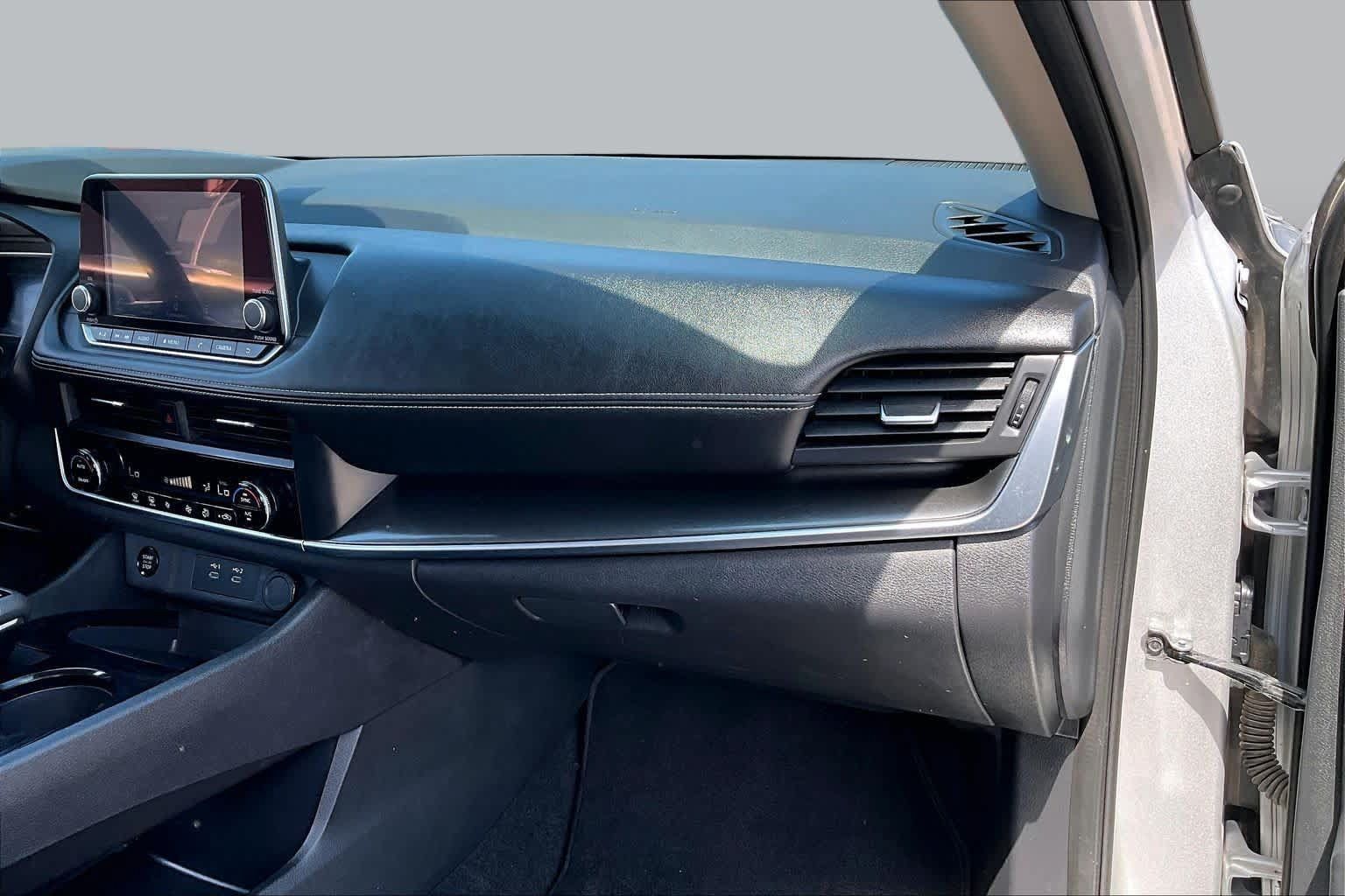 Used 2025 Nissan Rogue SV AWD/4WD image 18