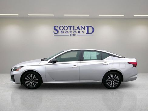 Used 2024 Nissan Altima 2.5 SV FWD image 1
