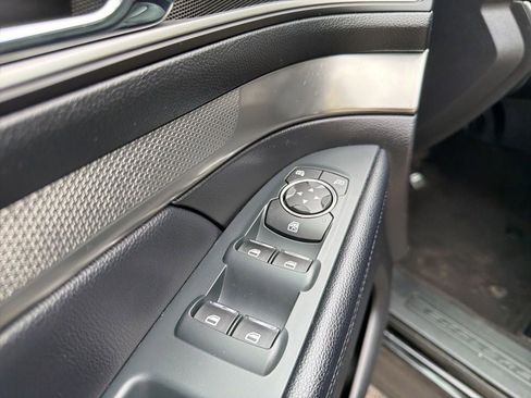 Used 2018 Ford Explorer XLT w/ Equipment Group 202A AWD/4WD image 12