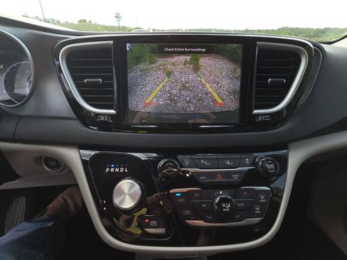 Used 2024 Chrysler Pacifica Touring-L FWD image 11