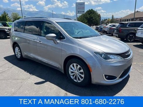 Used 2018 Chrysler Pacifica Touring-L FWD image 10