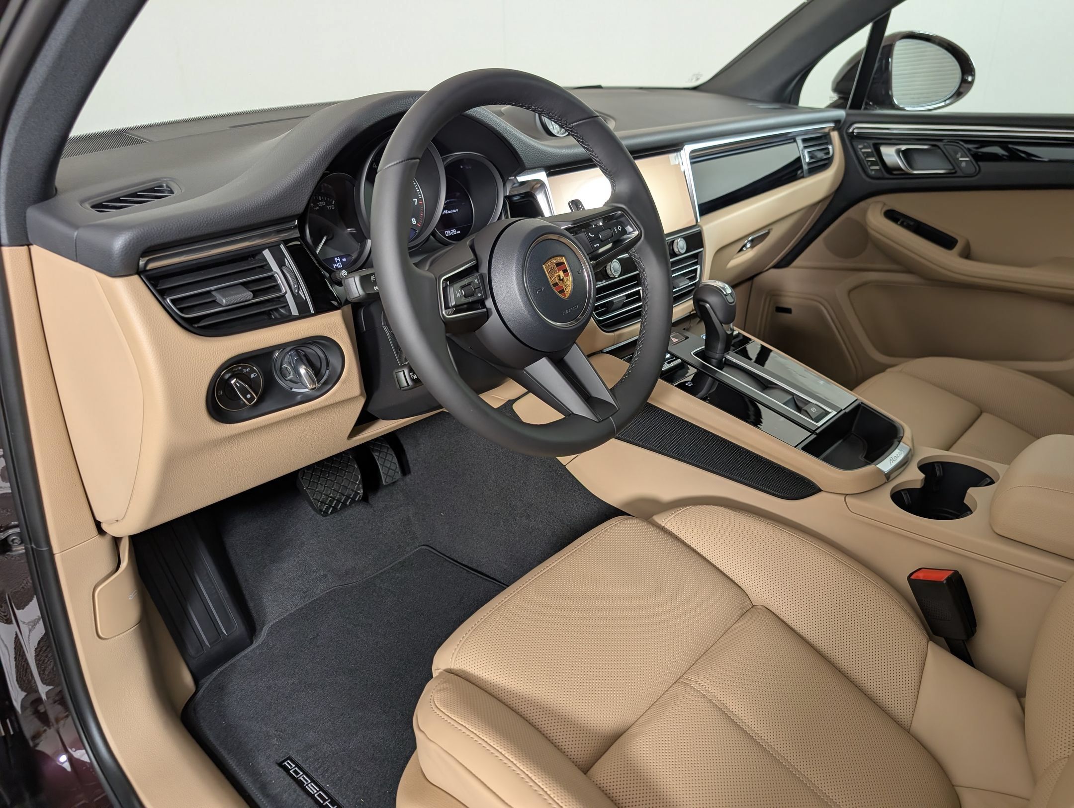 Certified 2026 Porsche Macan AWD/4WD image 4