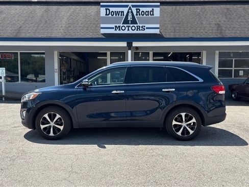 Used 2017 Kia Sorento EX image 2