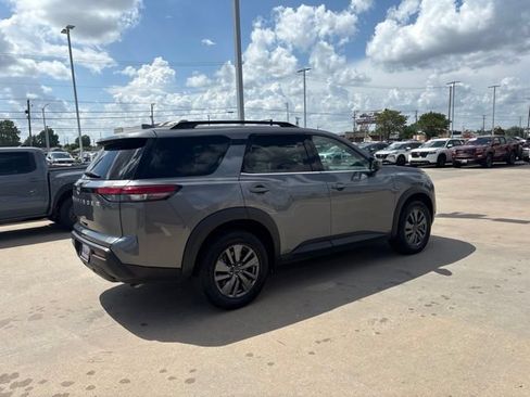 Used 2025 Nissan Pathfinder SV FWD image 3