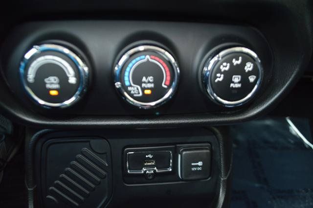 Used 2017 Jeep Renegade Latitude FWD image 15
