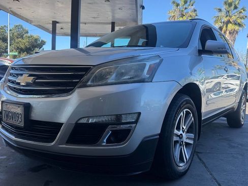 Used 2015 Chevrolet Traverse LT image 2