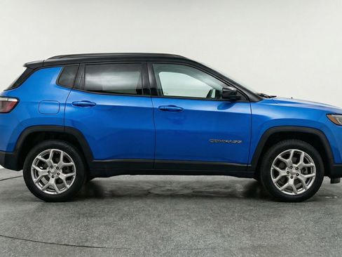 Used 2025 Jeep Compass Limited image 11