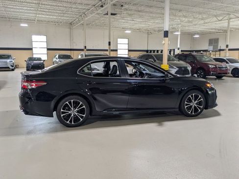 Used 2018 Toyota Camry SE w/ Convenience Package FWD image 4