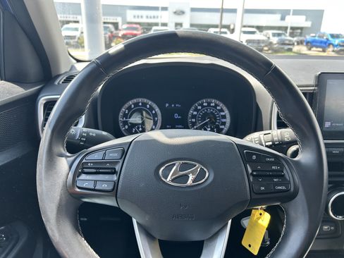 Used 2022 Hyundai Venue SEL FWD image 18