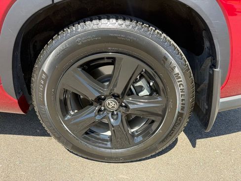 Used 2021 Toyota Highlander LE AWD/4WD image 32