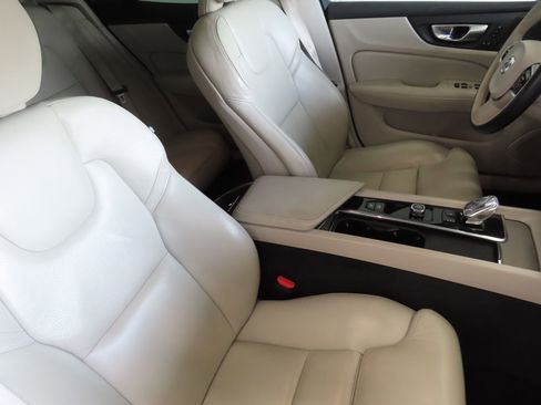 Used 2022 Volvo S60 B5 Inscription image 28