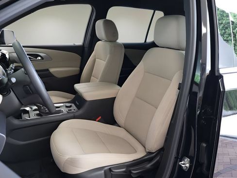 Used 2022 Chevrolet Traverse LS FWD image 11
