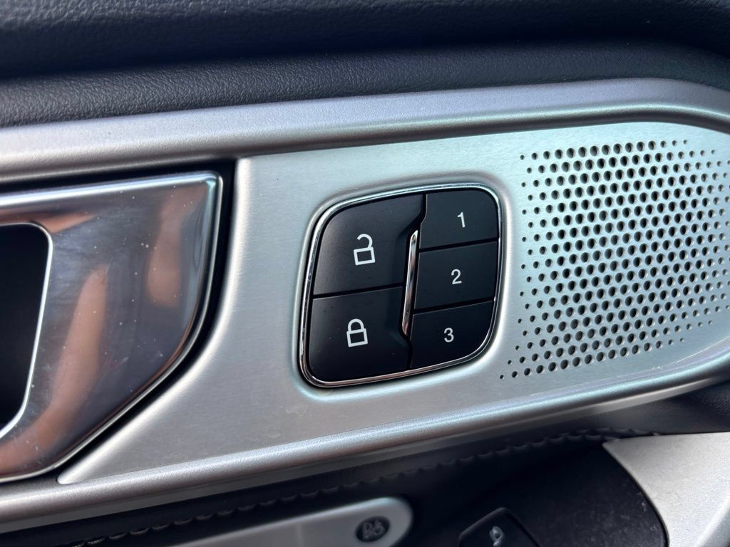 Used 2024 Ford Explorer Limited w/ Limited Technology Package AWD/4WD image 18