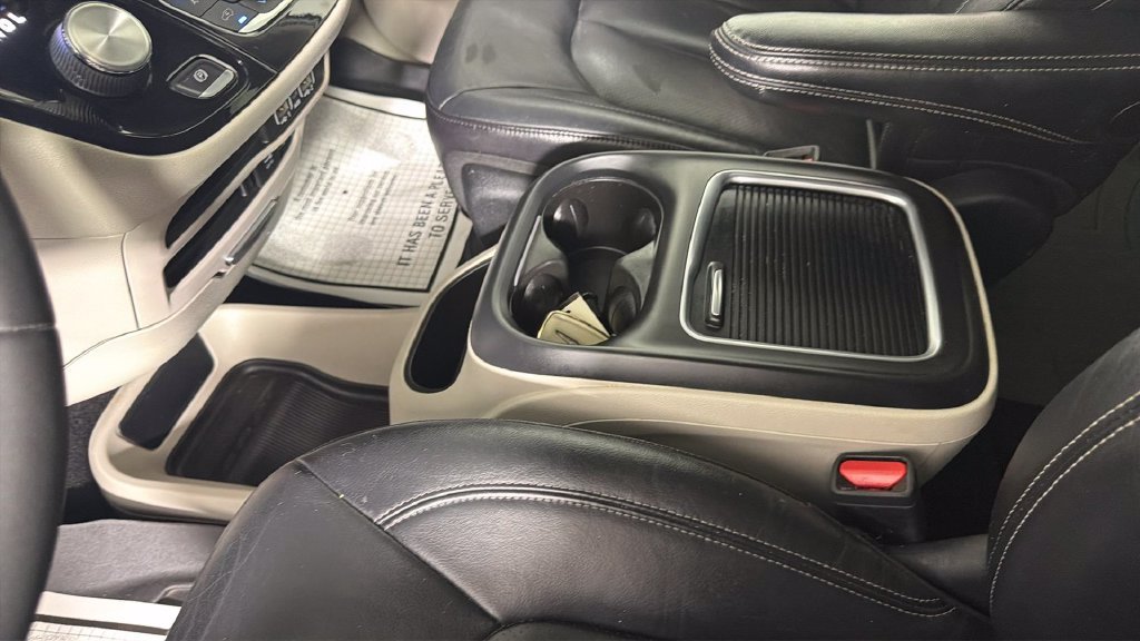 Used 2022 Chrysler Pacifica Touring-L FWD image 24