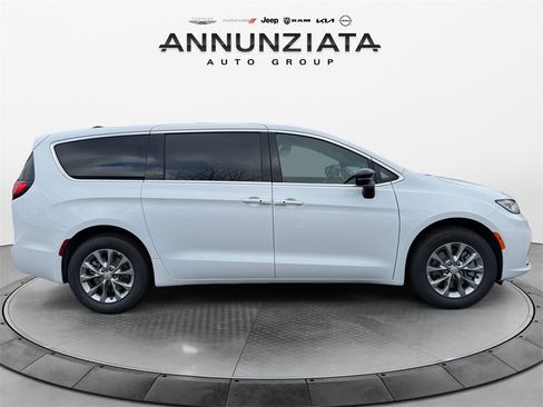 New 2026 Chrysler Pacifica Select image 6