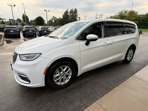 Used 2023 Chrysler Pacifica Touring-L FWD image 3