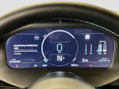 Used 2025 McLaren Artura RWD image 10