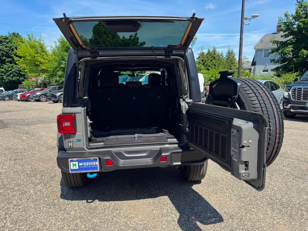 Used 2023 Jeep Wrangler Unlimited Sahara w/ Cold Weather Group AWD/4WD image 6