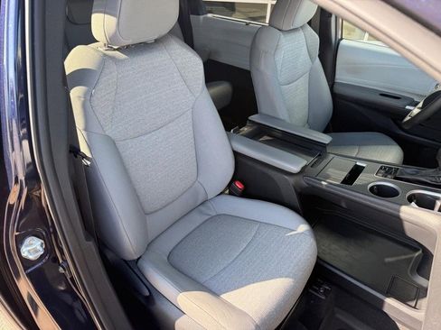 Used 2025 Toyota Sienna LE w/ LE Plus Package image 11