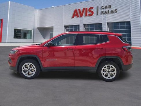 Used 2025 Jeep Compass Latitude w/ Sun & Sound Group AWD/4WD image 10