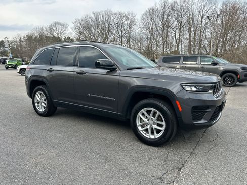 Used 2023 Jeep Grand Cherokee Laredo X AWD/4WD image 2