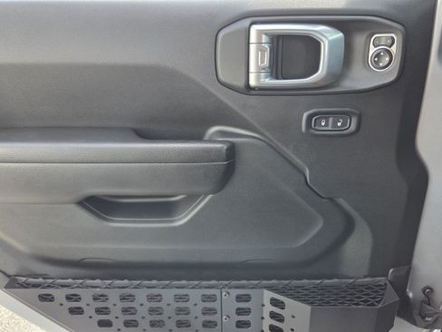 Used 2023 Jeep Gladiator Sport AWD/4WD image 14