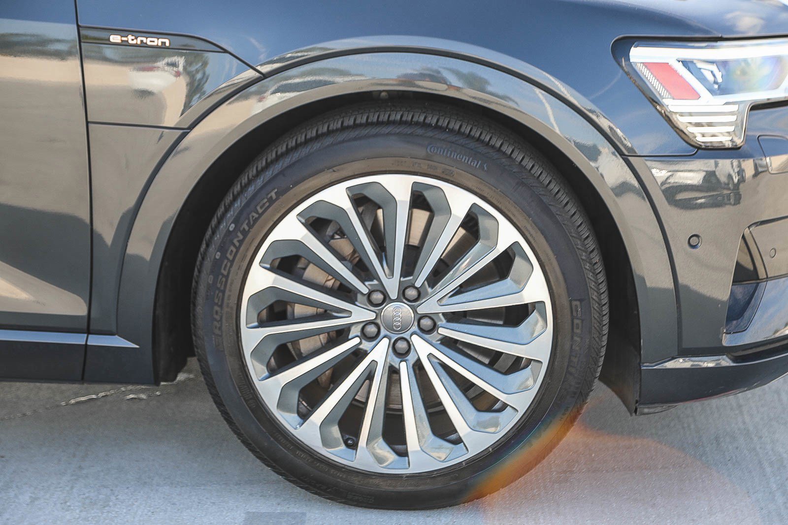 Used 2019 Audi e-tron Prestige w/ Prestige Package AWD/4WD image 10