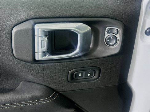 Used 2022 Jeep Wrangler Unlimited Sahara w/ Cold Weather Group AWD/4WD image 15