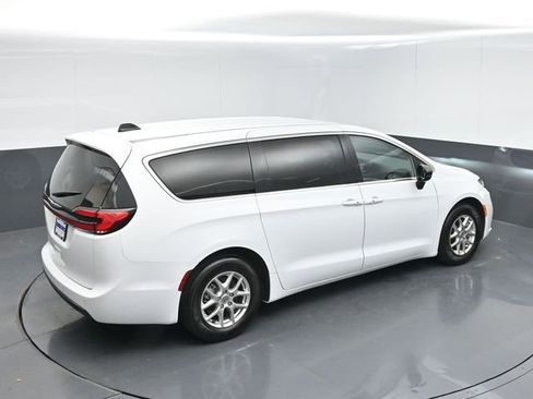 Used 2024 Chrysler Pacifica Touring-L FWD image 41