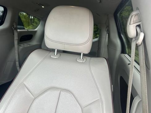 Used 2019 Chrysler Pacifica Limited FWD image 10