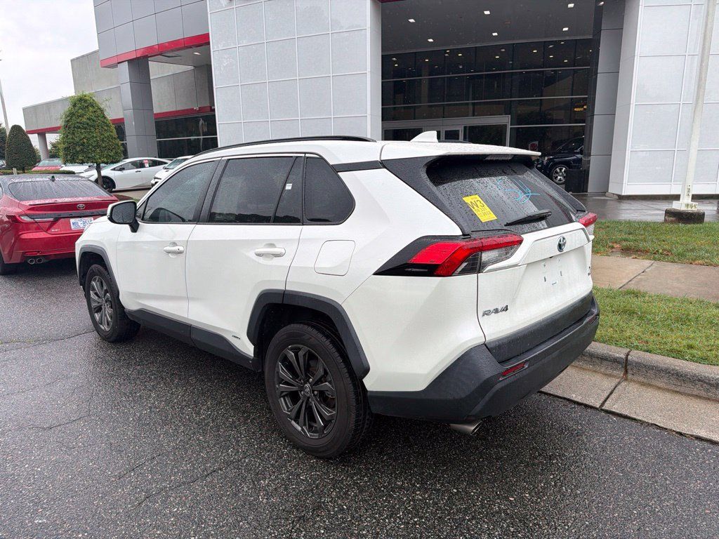 Used 2022 Toyota RAV4 XLE Premium AWD/4WD image 5