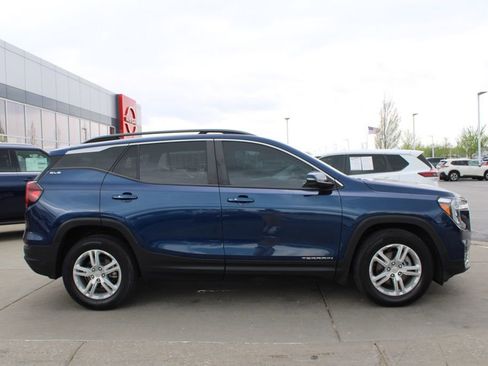 Used 2022 GMC Terrain SLE w/ Driver Convenience Package FWD image 6