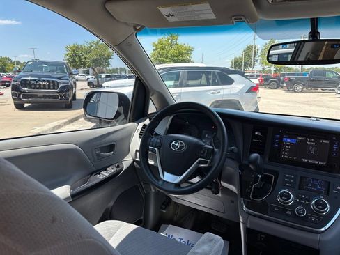 Used 2017 Toyota Sienna LE FWD image 52