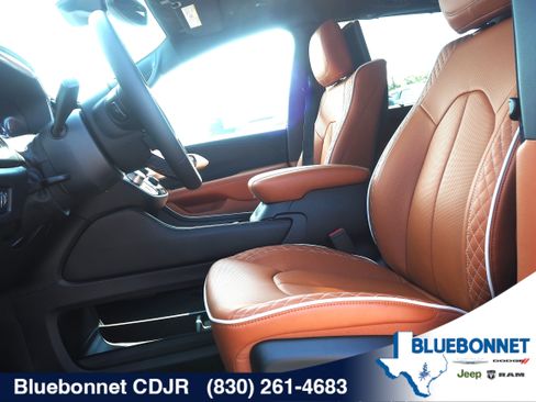 New 2026 Chrysler Pacifica Pinnacle FWD image 13