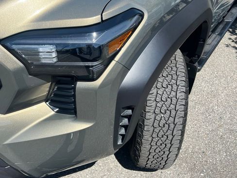Certified 2025 Toyota Tacoma TRD Off-Road AWD/4WD image 3