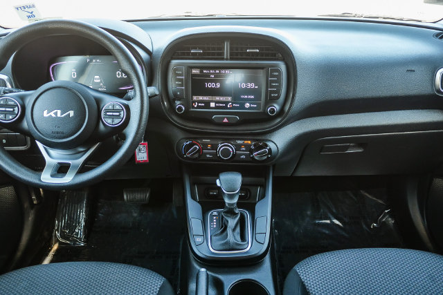 Used 2025 Kia Soul LX w/ LX Technology Package FWD image 13