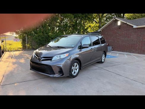 Used 2018 Toyota Sienna LE FWD image 1