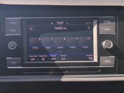 Used 2023 Volkswagen Jetta SE image 17