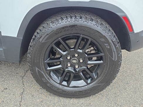 Used 2025 Land Rover Defender 90 S image 33