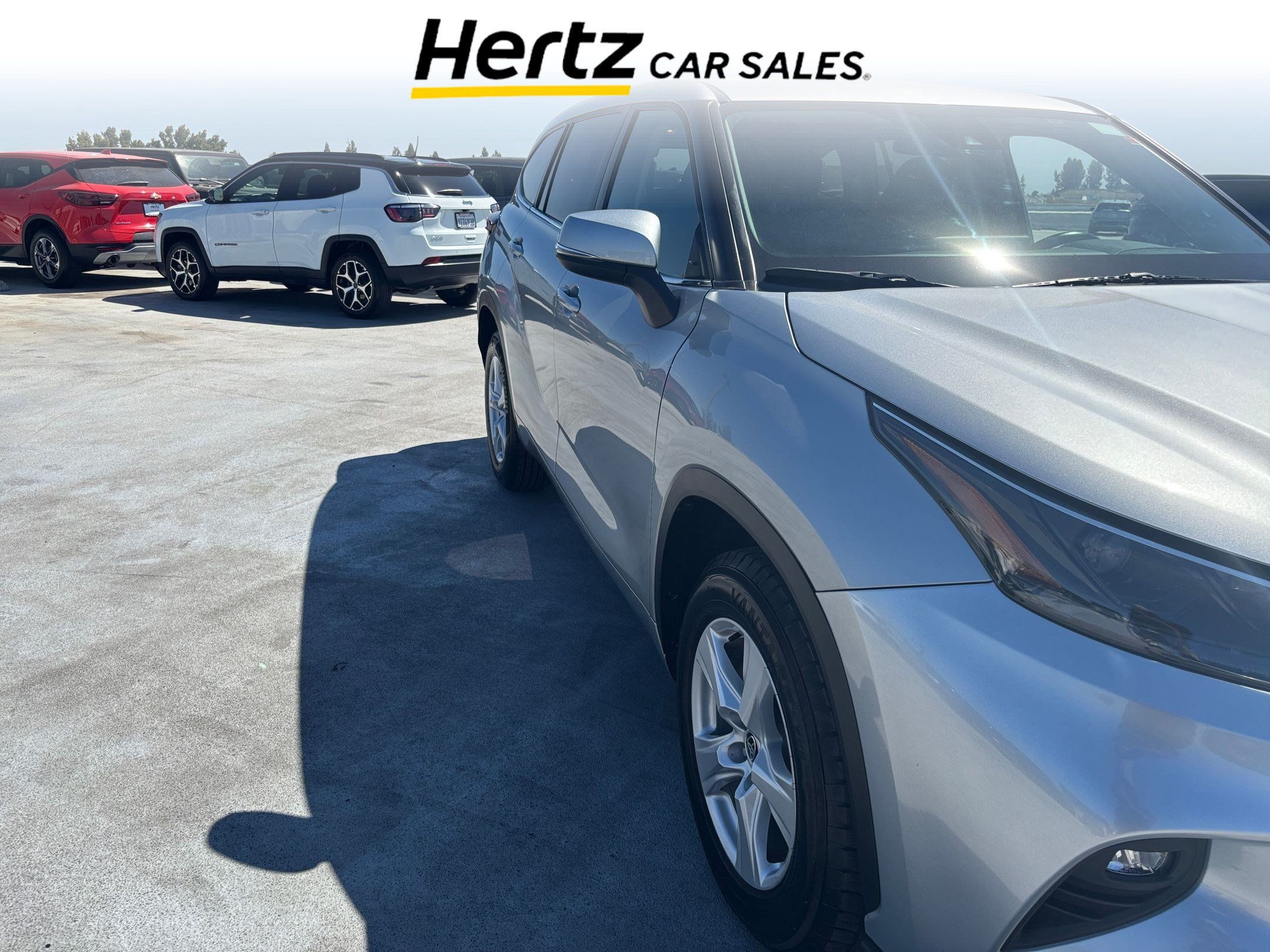 Used 2025 Toyota Highlander LE FWD image 1